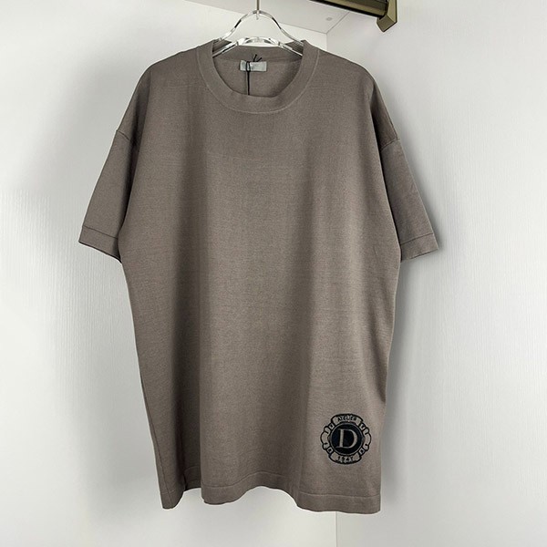 《バックプリントがかっこいい★》ディオール クルーネックTシャツ 偽物 483M648A